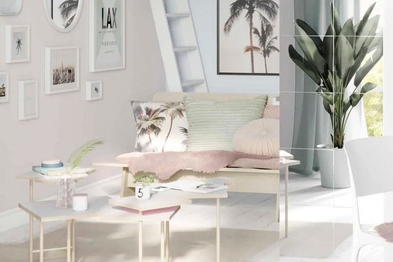 Dekorativt vardagsrum med bänk, sidobord, kuddar och väggdekoration