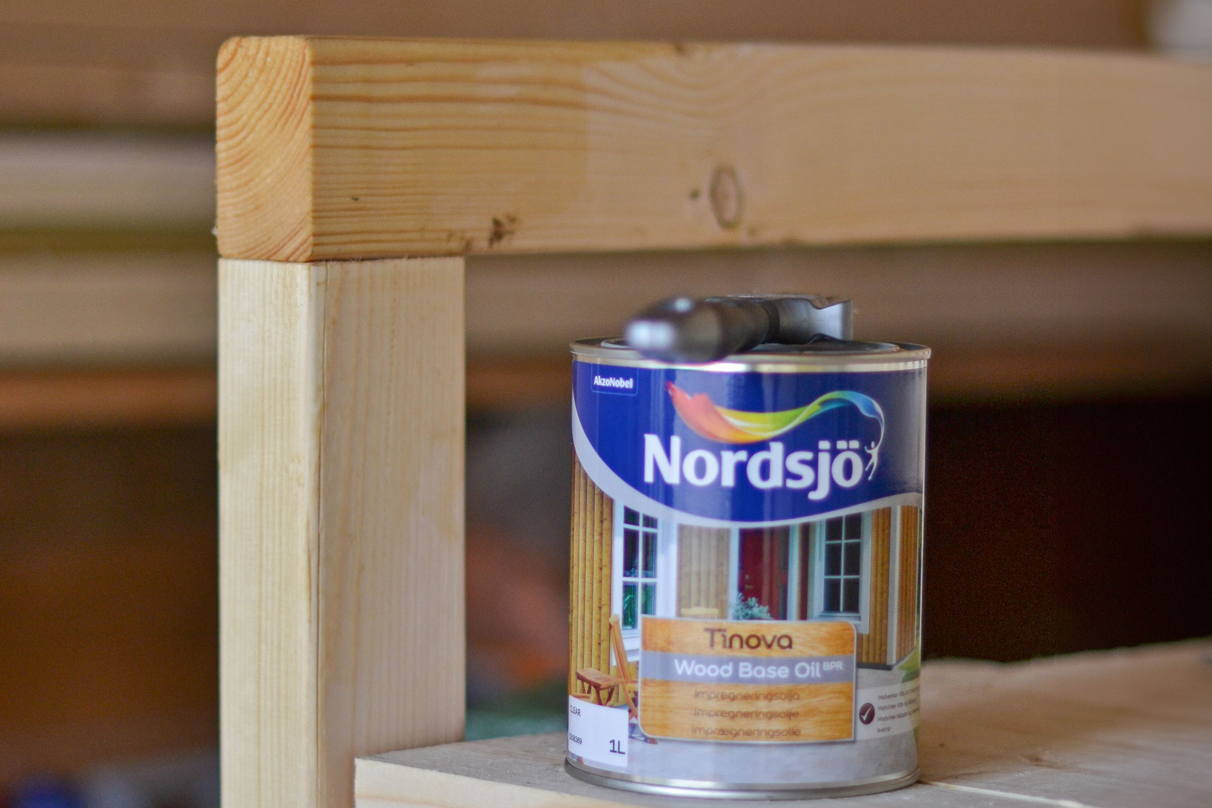 Nordsjö Tinova träbasolja BPR impregneringsolja i burk bredvid trä