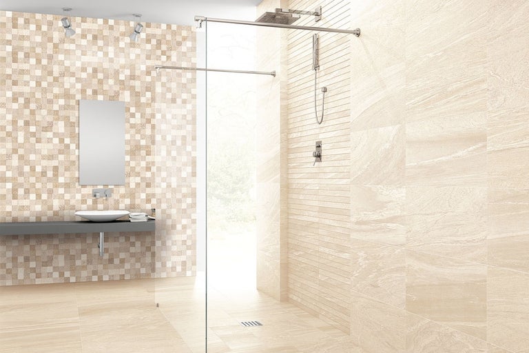 Ljust badrum med dusch, handfat och mosaikväggplattor