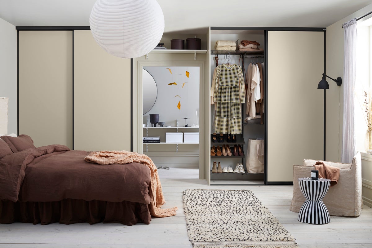 Sovrum med säng, garderob och dekorativa element för en mysig atmosfär