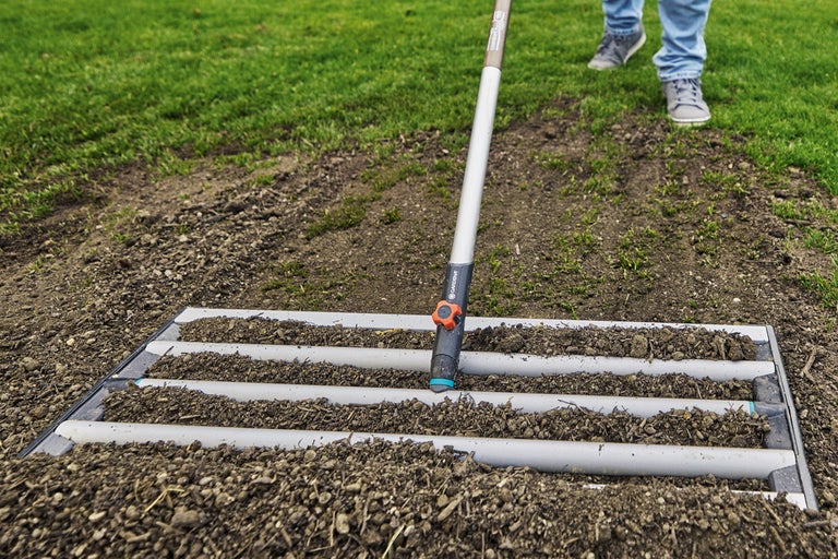 Gardena jordnivårake används för att fördela och jämna ut jord på en gräsmatta.
