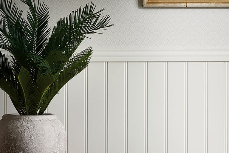 Dekorativ väggdesign med träpanel och krukväxt i kruka