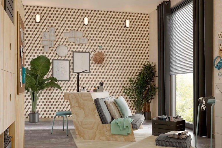 Modernt rum med mönstrad tapet, trämöbler och krukväxter för en ljus och organiserad atmosfär