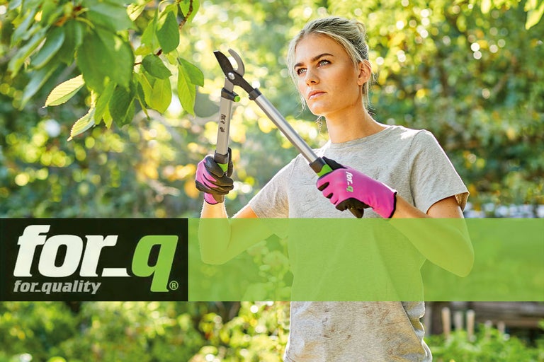 En kvinna använder en grensax för trädgårdsarbete. For_q logotyp.