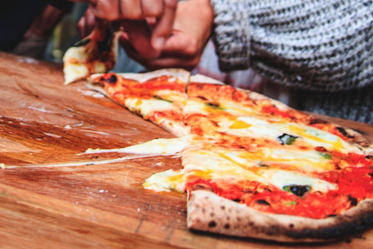 Pizza på träbräda