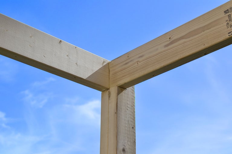 Träkonstruktion mot en blå himmel