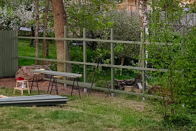 Konstruktion av ett trästaket i trädgården.
