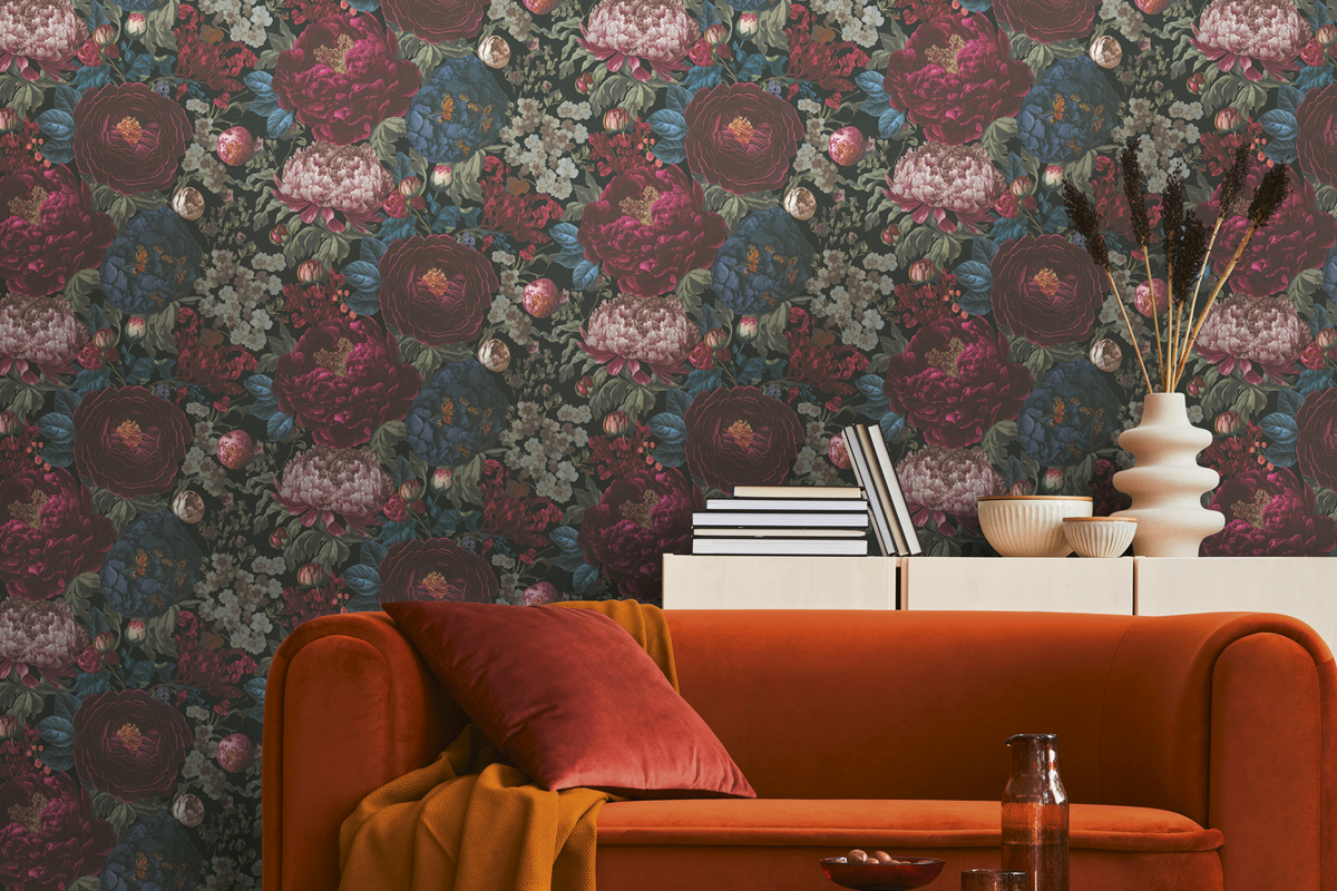 Vardagsrum med fiber-tapet med blommotiv av pioner och rosor, en orange soffa och en modern byrå.