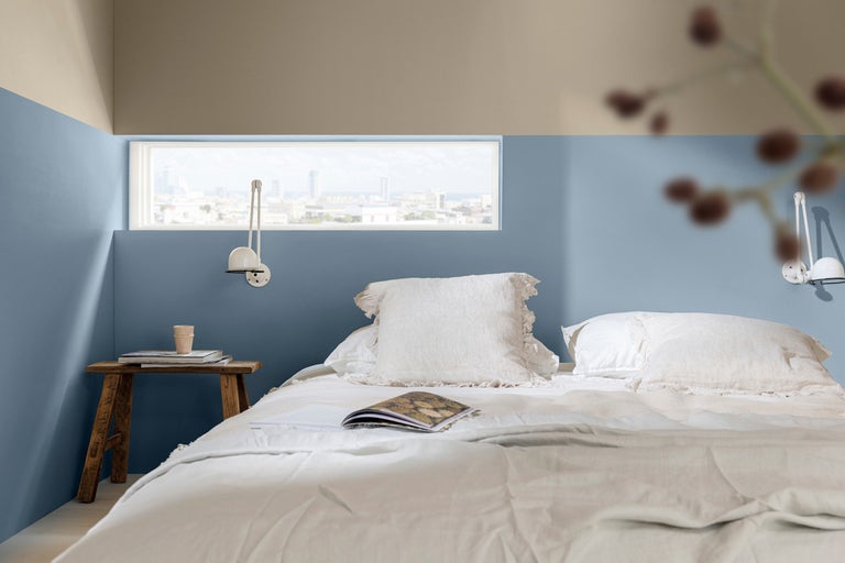 Sovrum med säng, sängbord och vägglampor