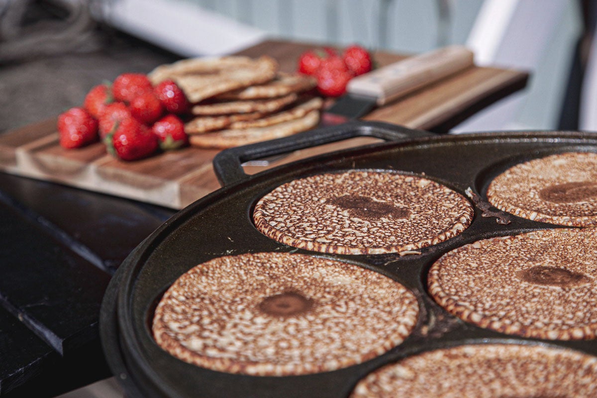 Pannkakor i en stekpanna, serveras med jordgubbar
