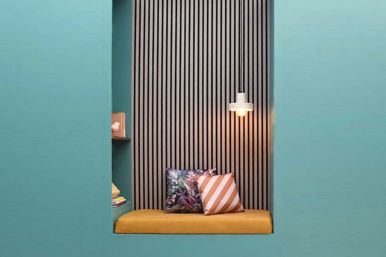 Inbyggd sittgrupp med träpanel, kuddar och hänglampa