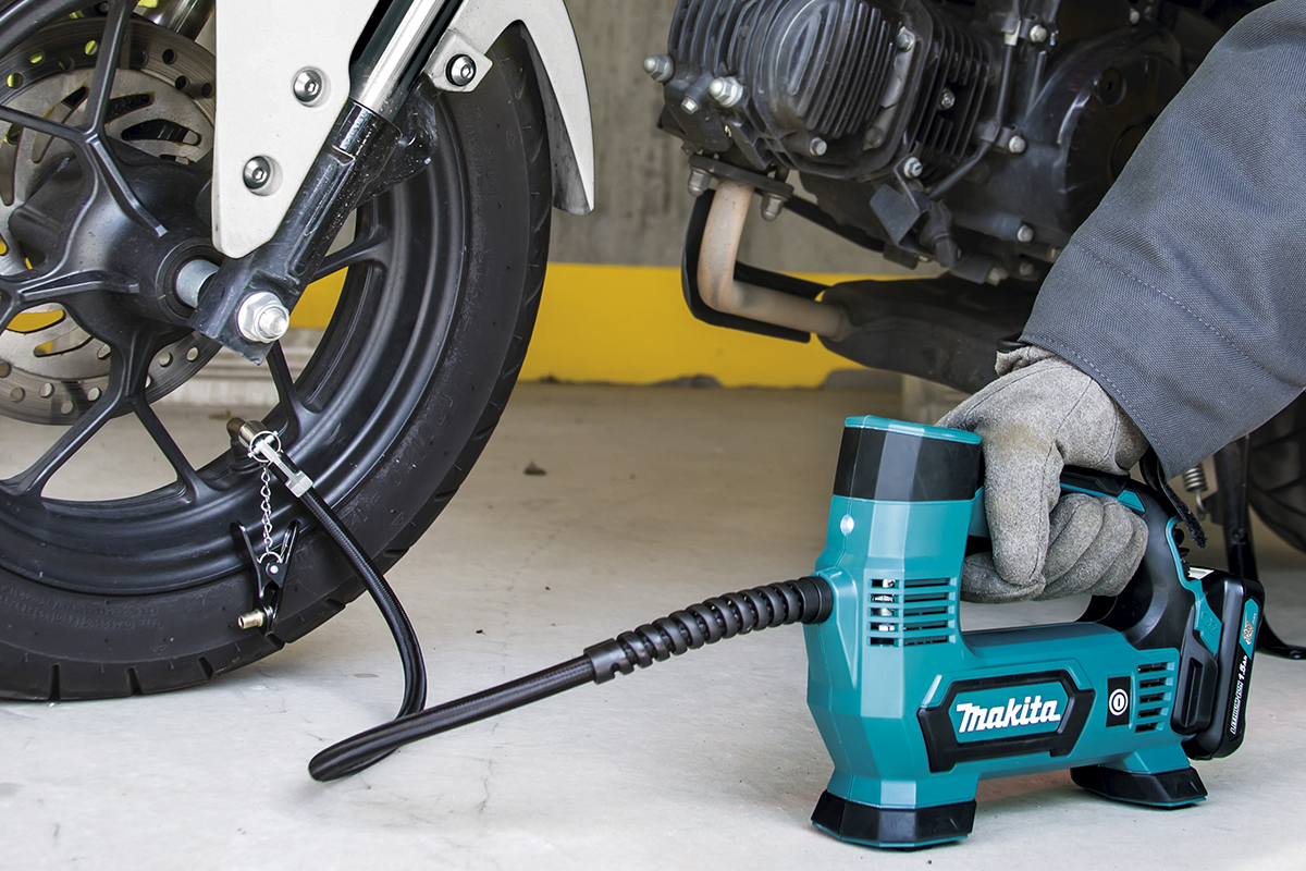 Makita sladdlös luftpump för att pumpa upp ett motorcykeldäck