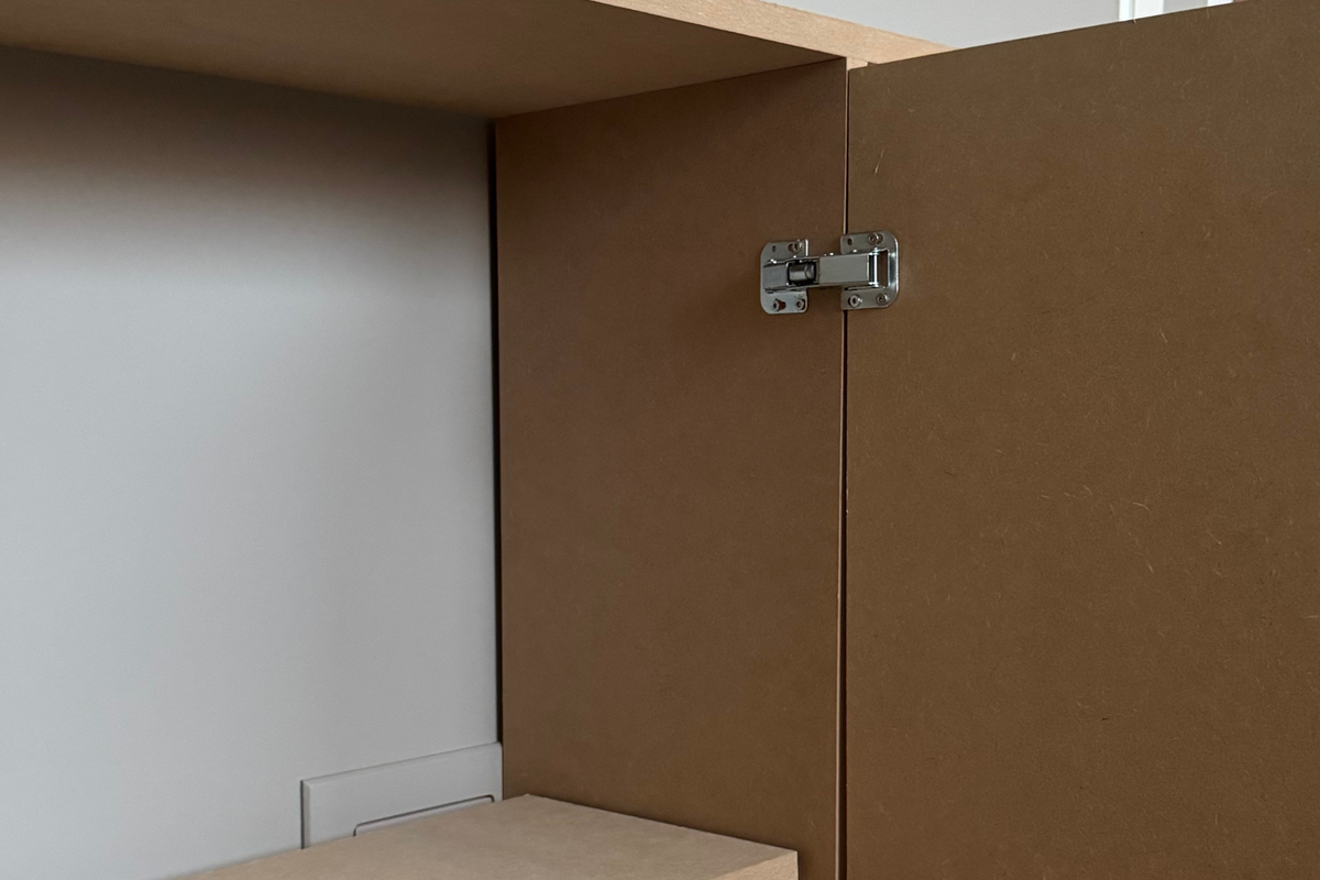 Detaljvy av ett skåp med gångjärn