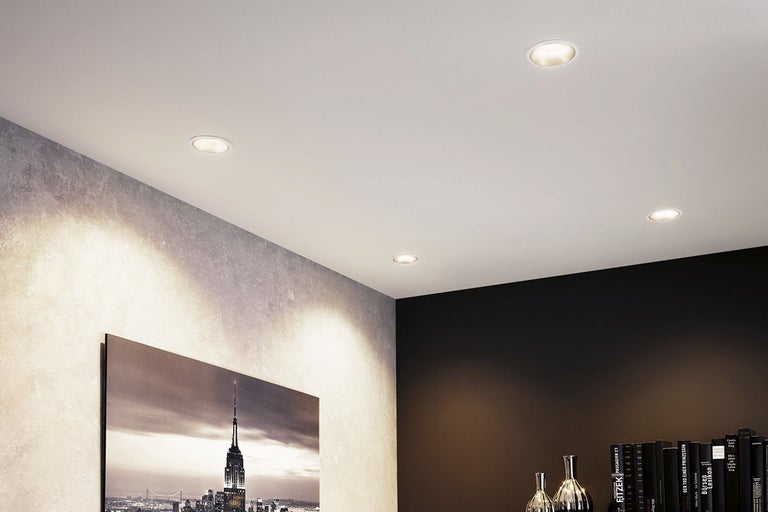 Tak med infällda LED-spotlights i ett vardagsrum