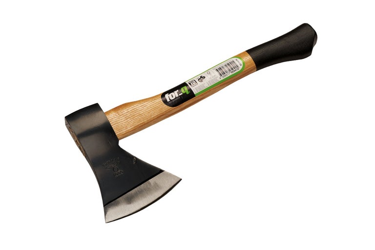 Yxa med trähandtag och svart yxhuvud