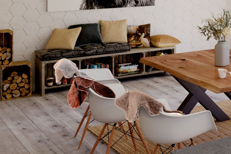 Vardagsrum med träbord, stolar och dekorativa skinn