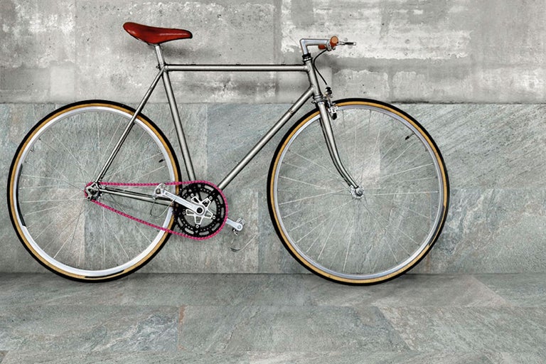 Cykel lutad mot en grå stenmur