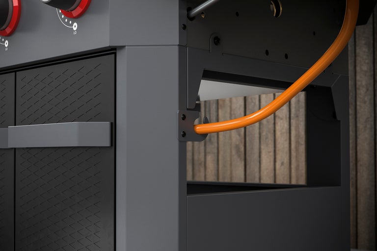 Detaljvy av en gasolgrill med gasflaska