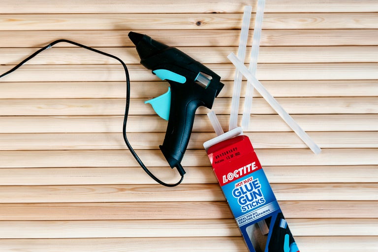 Smältlimpistol med limstavar och Loctite limstiftpaket