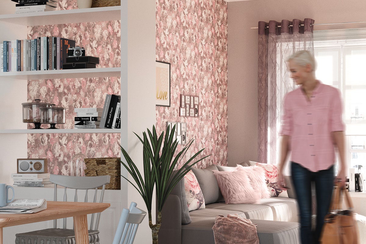 Vardagsrum med blommig tapet, hylla och grå soffa