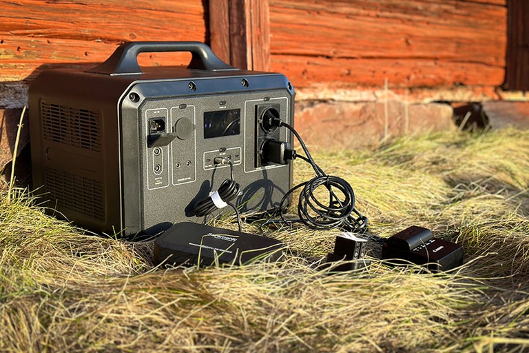 Bärbar kraftstation med tillbehör utomhus