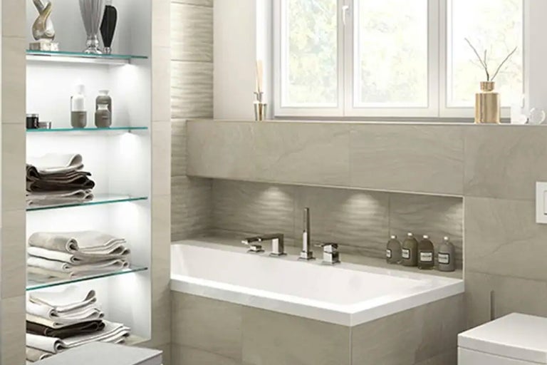 Ljust badrum med badkar, inbyggd hylla och handdukar