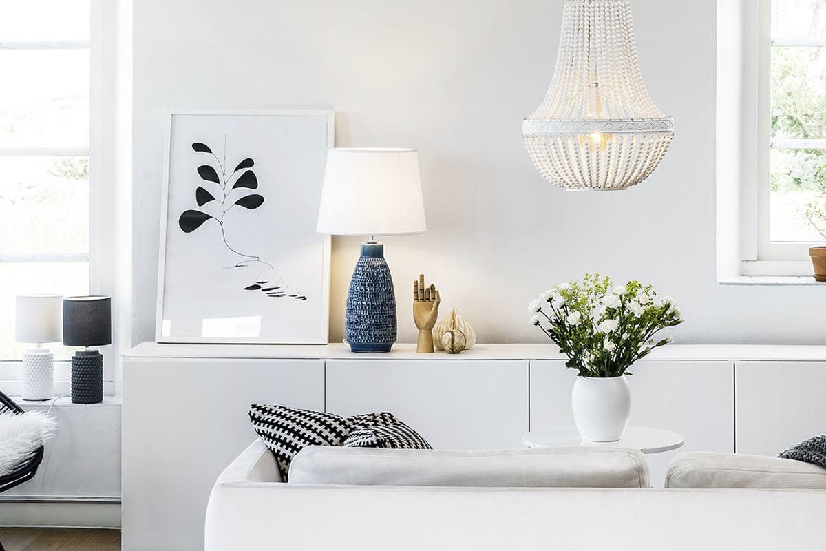 Vardagsrum med lampa, blomvas, dekoration och hängande lampa