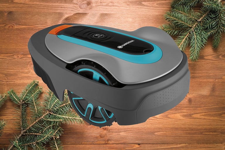 Gardena robotgräsklippare på träunderlag