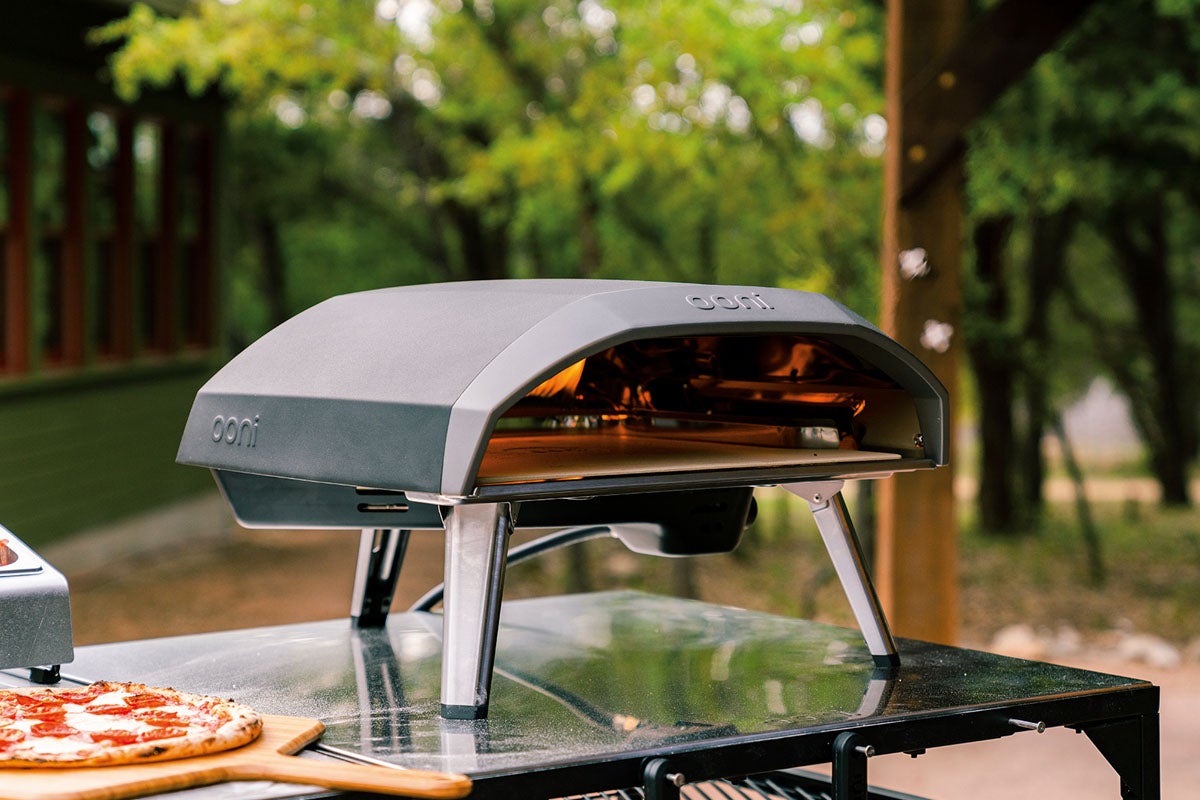 Ooni pizzaugn med bord utomhus