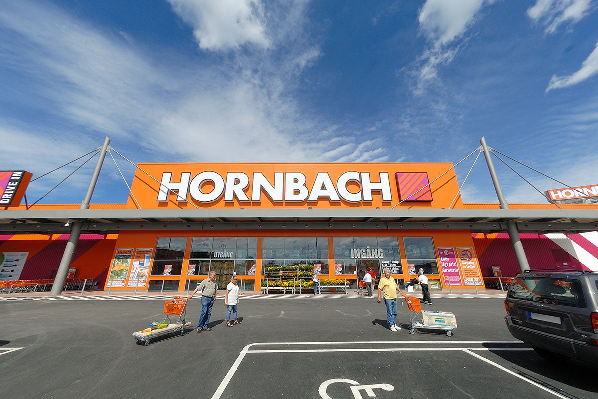  Hornbach byggmarknad exteriör med kunder på parkeringen 