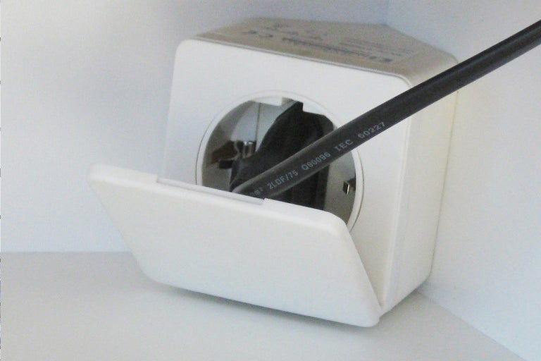 Eluttag med öppet lock och ansluten kontakt