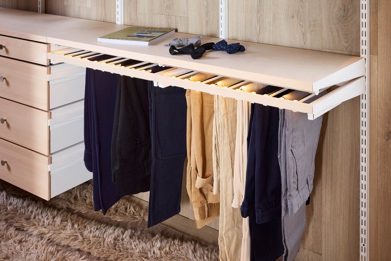 Garderob med byxhängare, förvaringshylla och lådor