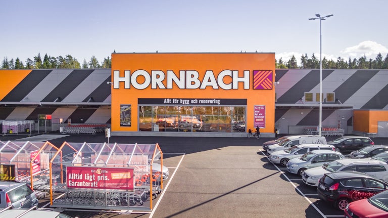 Hornbach byggvaruhus byggnadsutsikt med parkeringsplats