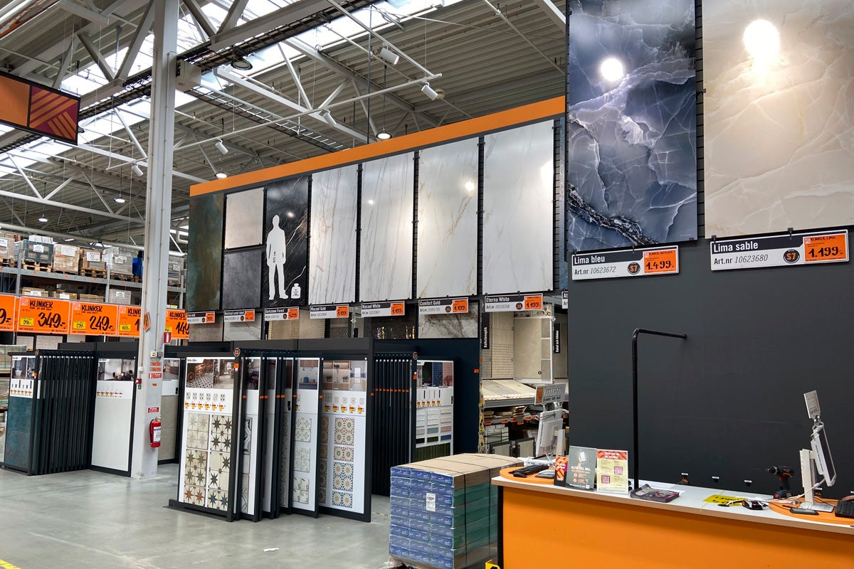 Kakelutställning i en Hornbach-butik med olika designer och material.