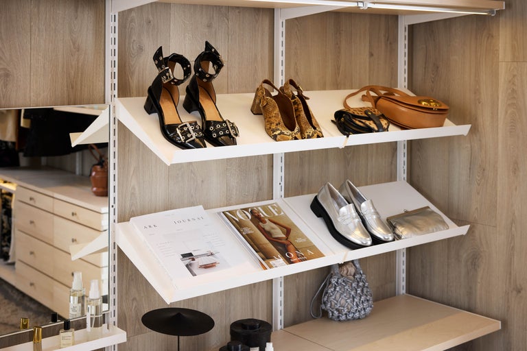 Hyllsystem med skor, handväskor och tidskrifter