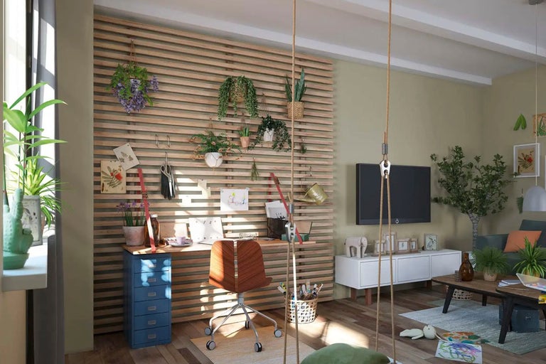 Ljust vardagsrum med arbetsplats med skrivbord, trähylla och diverse dekorationsartiklar