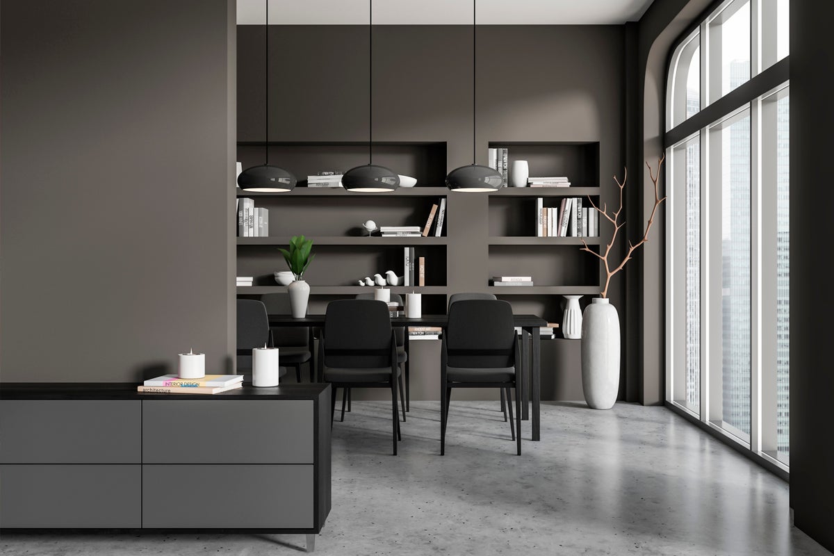 Ljust vardagsrum med gul soffa, röd vägg och dekorativa element för en modern inredningsdesign