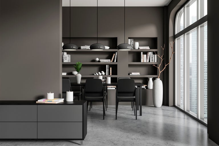 Ljust vardagsrum med gul soffa, röd vägg och dekorativa element för en modern inredningsdesign