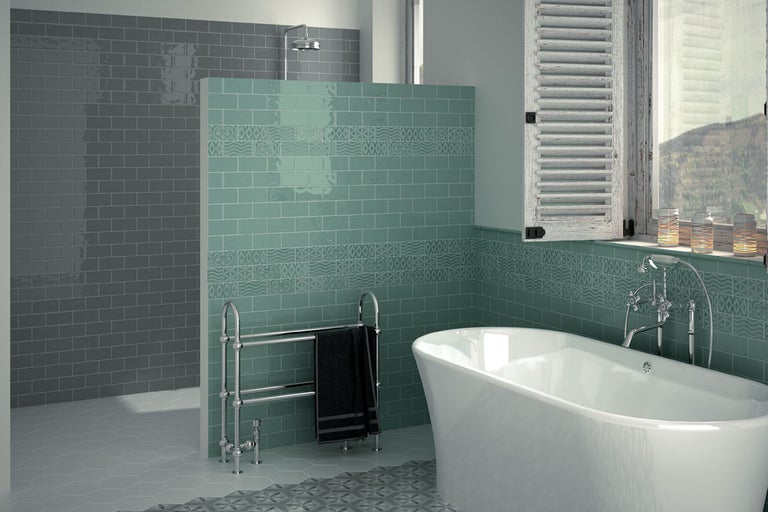 Modernt badrum med badkar, kakel och radiator