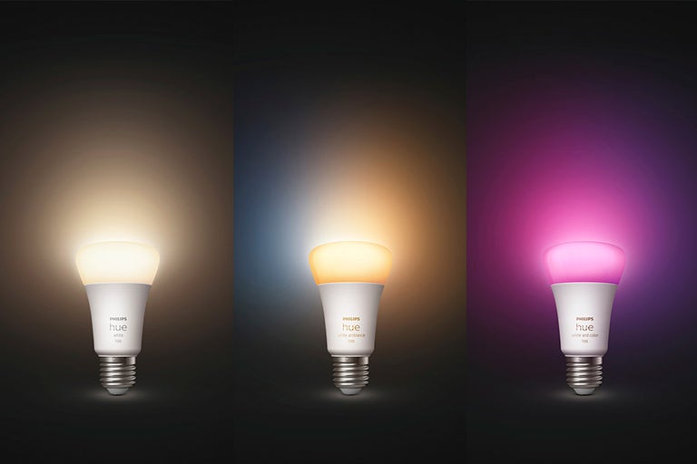 Tre Philips Hue-lampor med olika ljusfärger