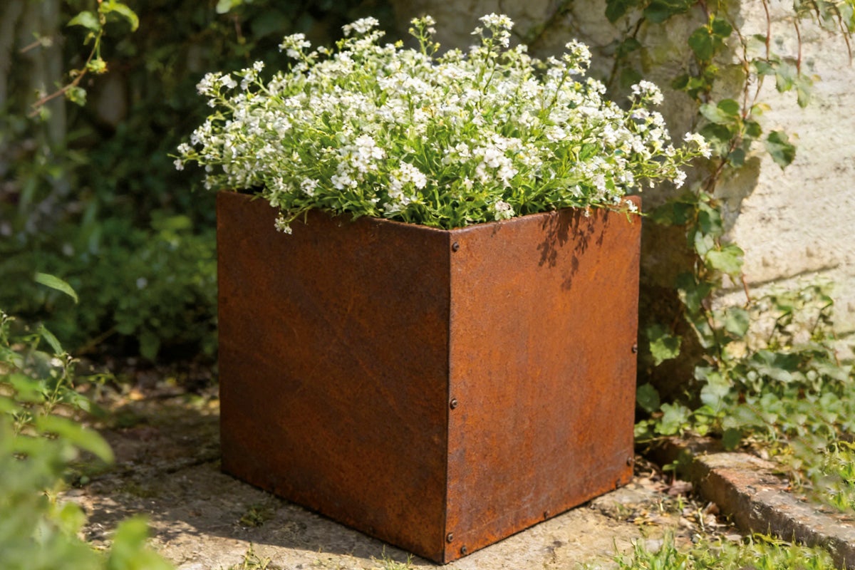 Blomlåda i cortenplåt i trädgården