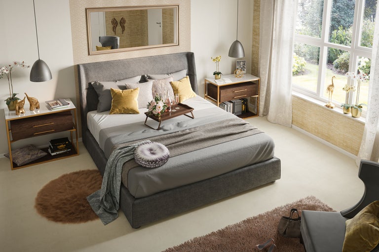 Ljust sovrum med säng, sängbord och dekorativa element för en vänlig atmosfär