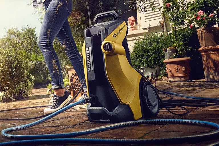 Kärcher högtryckstvätt K7 Full Control Plus utomhus med person