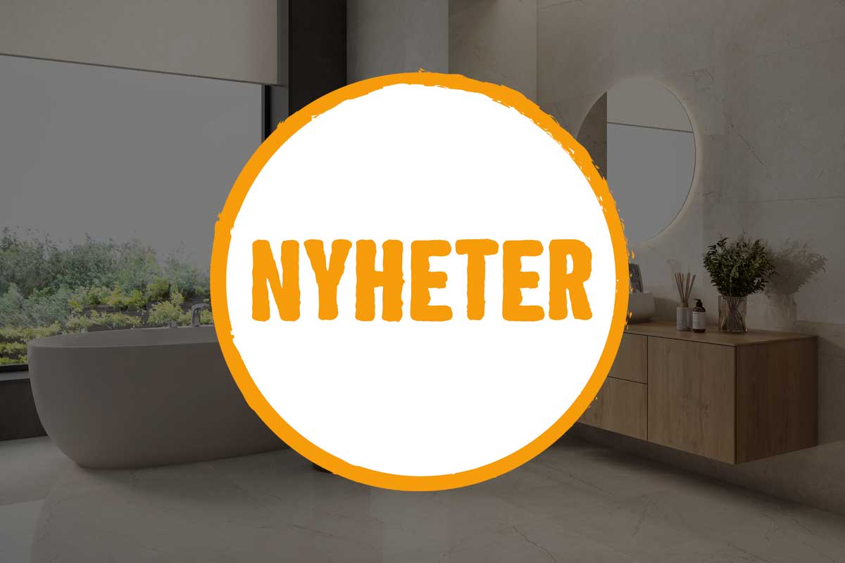 Modernt badrum med fristående badkar, tvättställ och rund spegel. Markering: Nyheter.