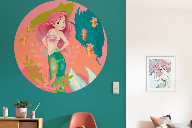 Väggmålning med sjöjungfru och väggkonst med sjöjungfru i ett barnrum.