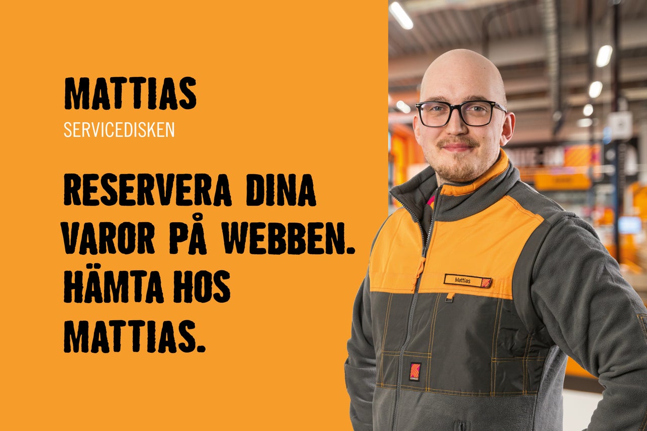 Hornbach-anställd Matthias vid serviceskrivbordet