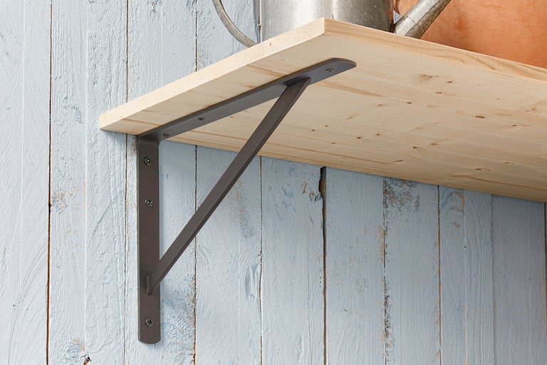 Hylla med metallkonsol och träbräda