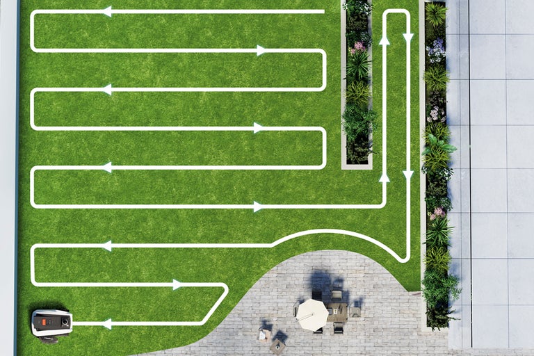 Fågelperspektiv av en trädgård med en robotgräsklippare och dess systematiska klippmönster i linjer över gräsmattan.