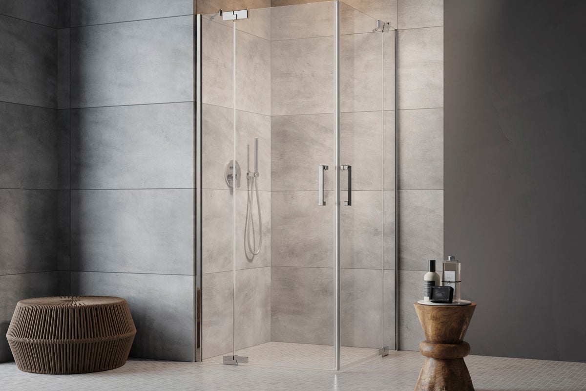 Duschkabin i glas med handtag i ett badrum