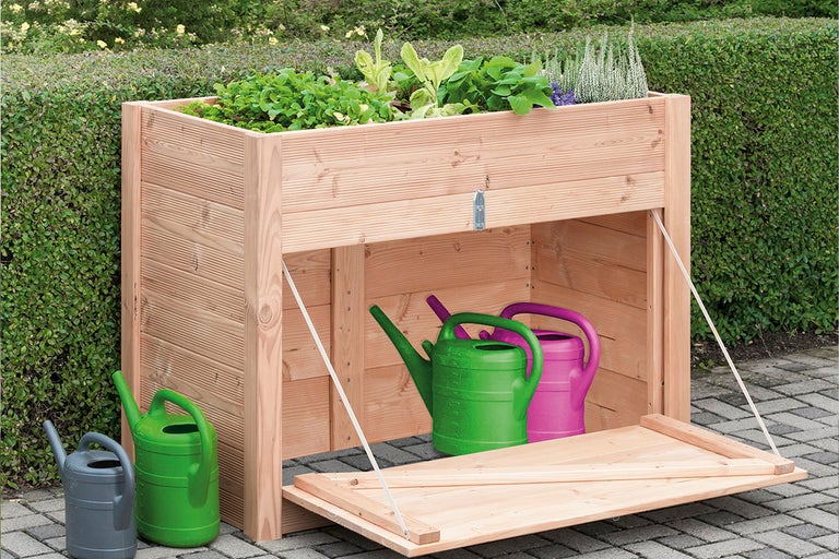 Hög träbädd med förvaring och vattenkannor